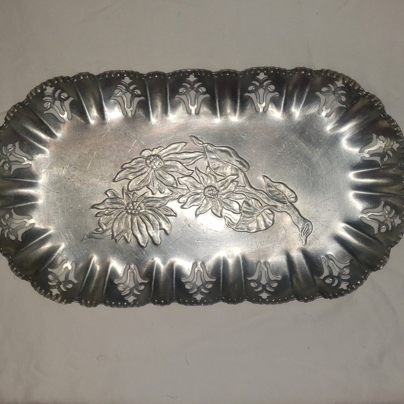 Vintage Hammered Aluminum Oval Rose Flower Design Bread Tray Dish - Picture 8 of 10